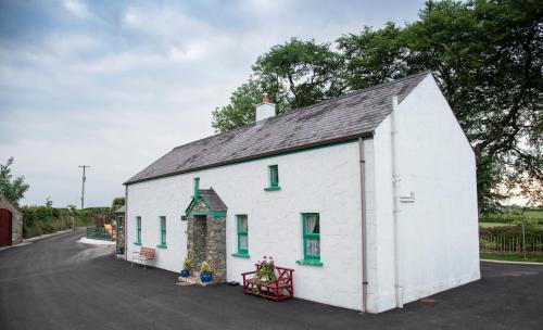 Omagh House | Exceptional Drumaneir Cottage: Family-Friendly Retreat