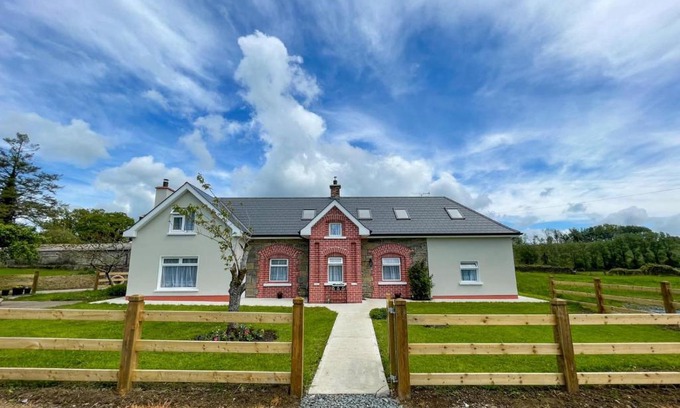 Cavan Bed & Breakfast | Exceptional Drumlanaught Cottage in Farnham - Family Friendly