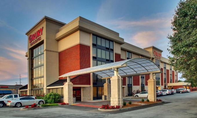 Bowling Green Hotel | Premier Stay at Drury Inn & Suites Bowling Green - Pet Friendly