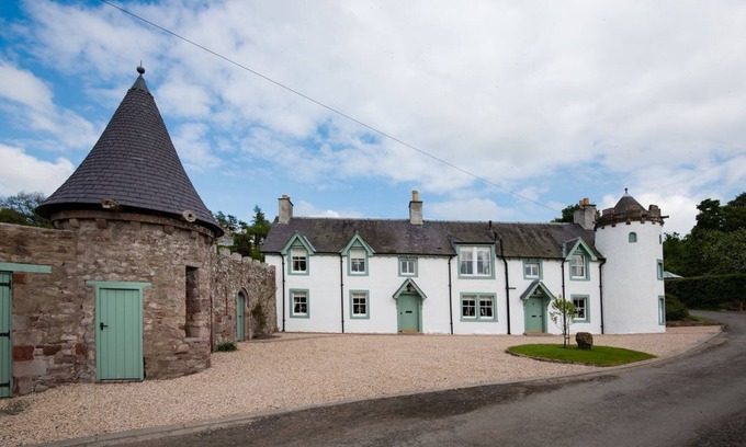 Melrose Cottage | Cozy Dryburgh Stirling Two: Family-Friendly Stay for 4