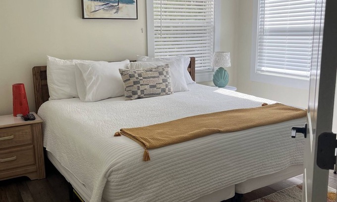 Safety Harbor House | Elegant 2BR House in Safety Harbor Near Baseball Fields
