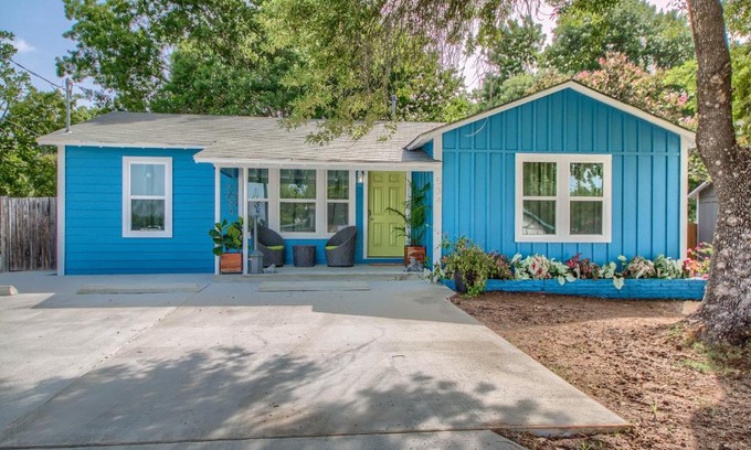 New Braunfels House | Enchanting DT 534 Castle Shadow Cottage - Pet-Friendly Retreat