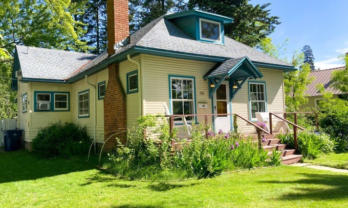 Sandpoint House | Top-Rated DT Basecamp: Chef Kitchen, Yard & Pet Friendly