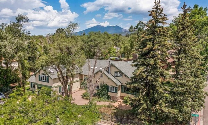 Downtown Flagstaff House | Historic Downtown Flag Hotel with Hot Tub & Pet-Friendly Stays