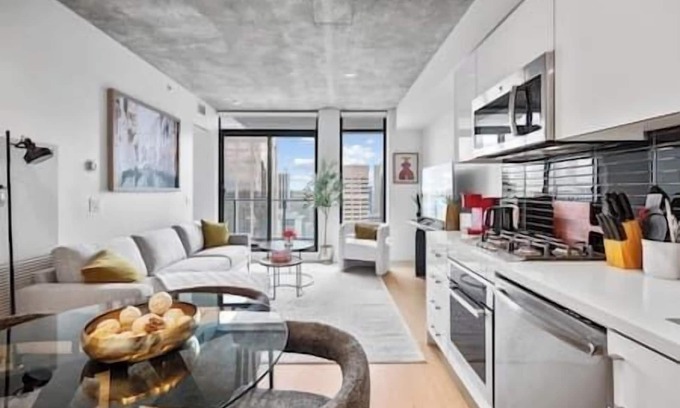 Connaught Apartment | DT Views |UG Park | Mins to Saddledome | Pool| Gym