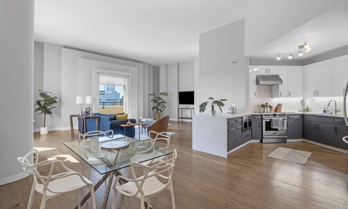 The Loop Condo | Exceptional DTown Penthouse: Pool, Gym, and Private Patio