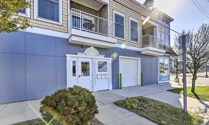 Ludington Apartment | Cozy Dtwn Ludington Condo with Balcony Near the Beach