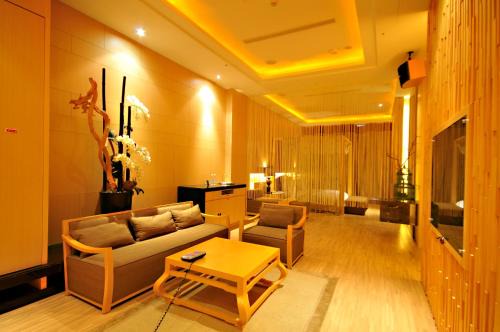 Yilan Hotel | Pet-Friendly Dubai Motel with Pool and Restaurant Access