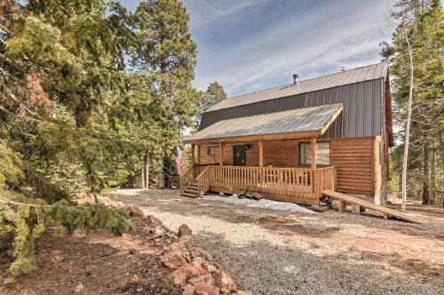 Meadow View Heights House | Cozy Duck Creek Village Cabin with Deck on Half Acre