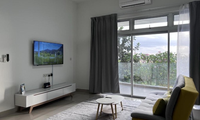 Setia Tropika Apartment | Family-Friendly Duck Duck House with Pool for 7-11 Guests