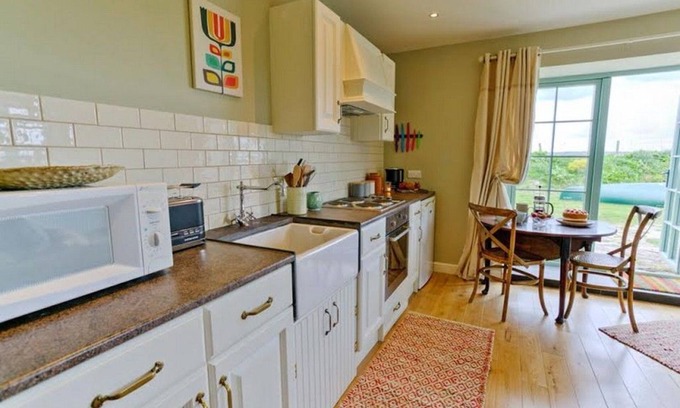 Malltraeth Apartment | Cozy Duck House: Pet-Friendly Getaway with Ocean View