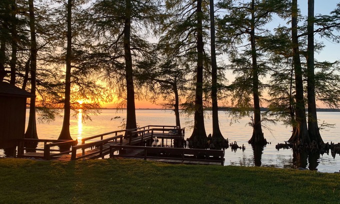 Wynnburg House | Ideal Family Getaway: Duck Hunting, Fishing & Relaxation
