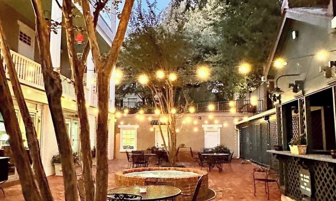 Vicksburg Bed & Breakfast | Elegant Duff Green Mansion: 4-Star Stay with Pool & Dining