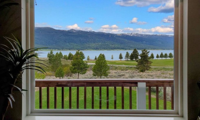 Cascade Apartment | Lakeview Cascade Getaway with Hot Tub & Golf Course Access