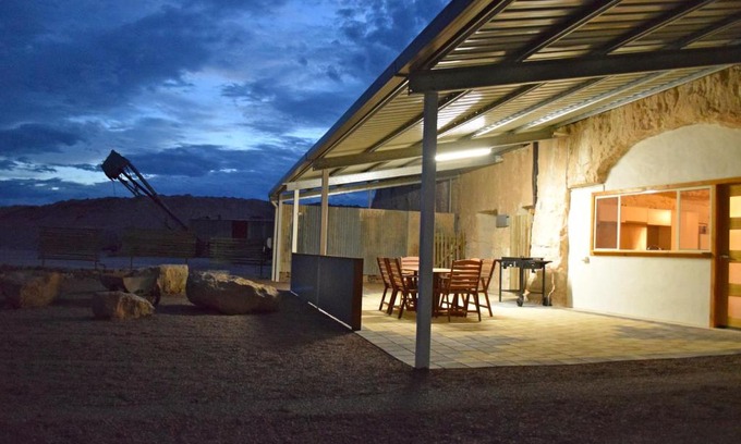 Coober Pedy Bed & Breakfast | Guest Rated 10/10 at Dug Out B&B with Kitchen Access