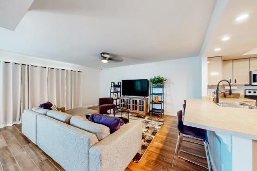 Tempe House | Pet-Friendly Duke Delight with Pool and Hot Tub Access