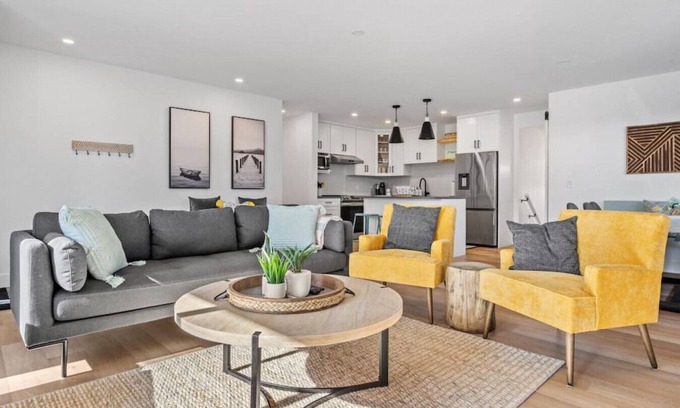 Southeast Calgary House | Guest Rated 10/10: Duke & Duchess - Family & Pet Friendly