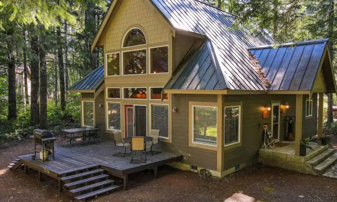 Packwood House | Guest Rated 10/10: Duke's Chalet Oasis in Goat Rocks
