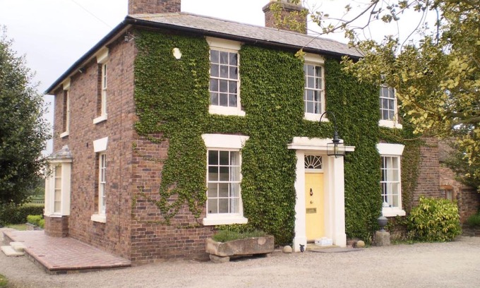 Bridgnorth House | Delightful Duken Courtyard Cottage: Rated 9.1/10, Family Friendly