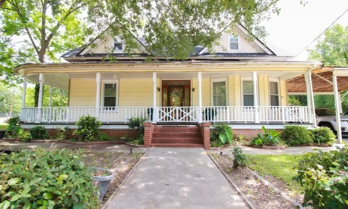 Summerton House | Dukes Street Retreat: Family-Friendly Getaway Near I-95