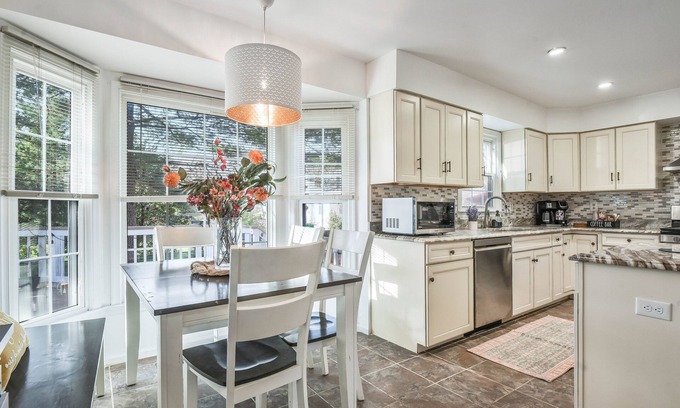 Fairfax House | Dulles Luxury: Sleeps 20!