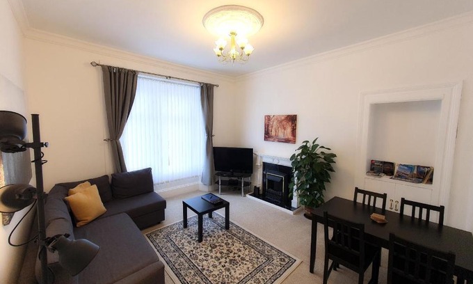 Dumbarton Apartment | Discover Dumbarton Castle Way: Guest Rated 9/10
