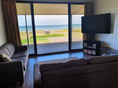 Melville House | Beachfront Bliss at Dun Workin - Family-Friendly Escape
