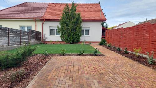 Dunakeszi Apartment | Eco-Friendly Dunakeszi Nap Apartman with Hot Tub & Breakfast