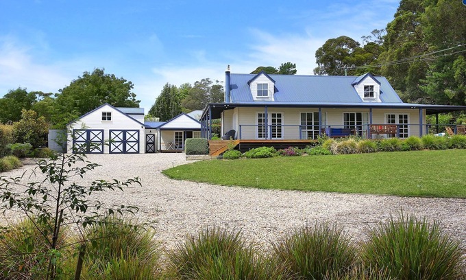 Bundanoon House | Pet-Friendly Retreat at Duncraig House with Spa & Fireplace