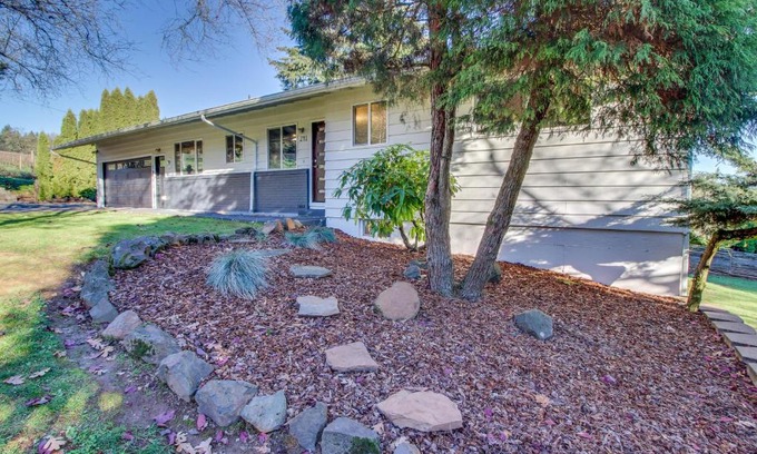 Dundee House | Discover Dundee Wine Country View: Family & Pet Friendly Stay
