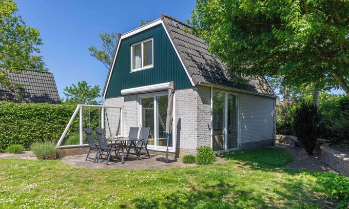 Egmond-Binnen House | Relaxing Dune Bungalow Steps from the Sandy Beach