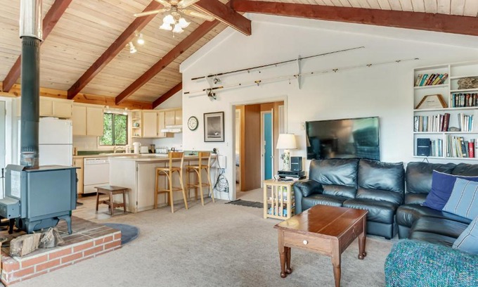 Copalis Beach House | Family-Friendly Dune Grass Cottage with Great Guest Reviews