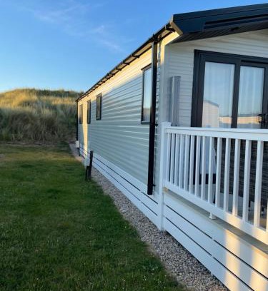 Lossiemouth Apartment | Beachside Retreat at Dune View Caravan - Guest Rated 9.6/10