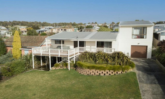 Bridport House | Beachfront Retreat with Family-Friendly Amenities