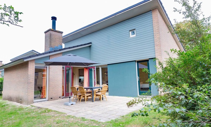 Bohemen en Meer en Bos Villa | Cozy Beachside Retreat with Fireplace and Family Amenities