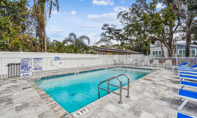 Dunedin House | Cozy Dunedin Tiny House Combo with Pool for 20 Guests