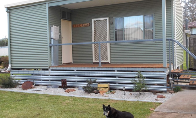 Dunedoo Cabin | Relaxing Escape at Dunedoo - Caddy Shack with Pool & Kitchen