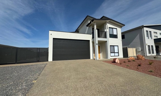 Port Hughes House | Dunes View - Designer Home with Golf Course Frontage