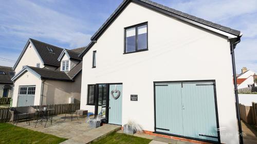 Beadnell House | Experience Duneside House: Oceanfront Stay with Pet-Friendly Perks