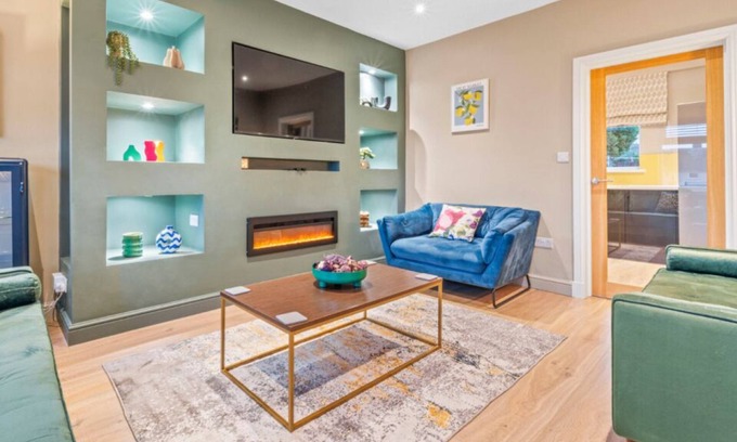Dunfermline House | Dunfermline 3-Bed | Parking | Sleeps 4-6