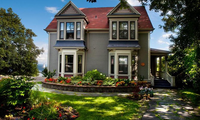 Baddeck Hotel | Ocean View Retreat at Dunlop Inn: Guest Rated 9/10