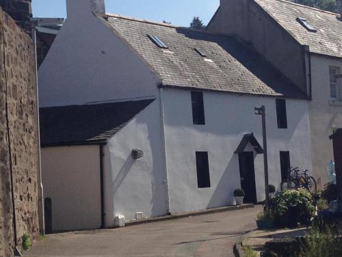 Stonehaven House | Oceanfront Dunnottar Cottage - Rated 9/10 for Families