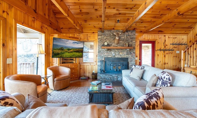 Buck Mountain Cabin | Discover DunRovin: 6 BR Retreat with Hot Tub & Wi-Fi