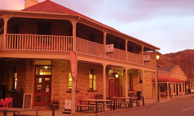 Clyde Hotel | Discover Dunstan House: Family-Friendly Stay with Breakfast