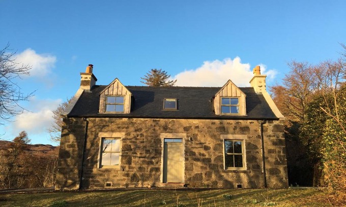 Waternish House | Enchanting Dunvegan Castle Keepers Cottage - Family Friendly Retreat