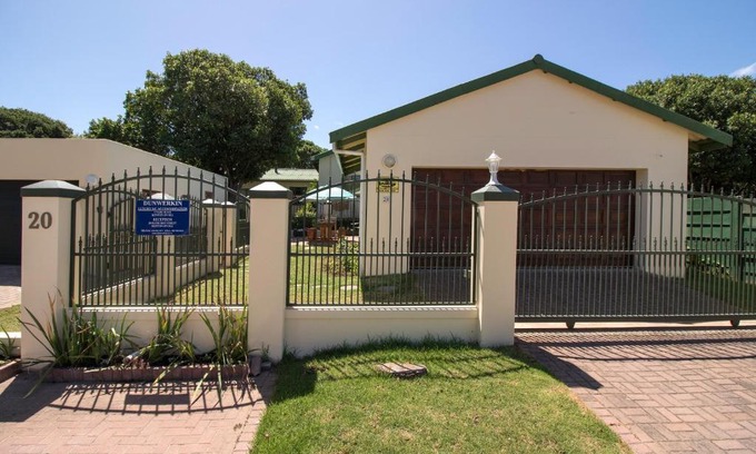 Kenton on Sea Apartment | Cozy Dunwerkin Bachelor Flat with Ocean View & Breakfast