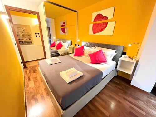 Tricolore Apartment | Discover Duomo Home: Family-Friendly with Breakfast Included