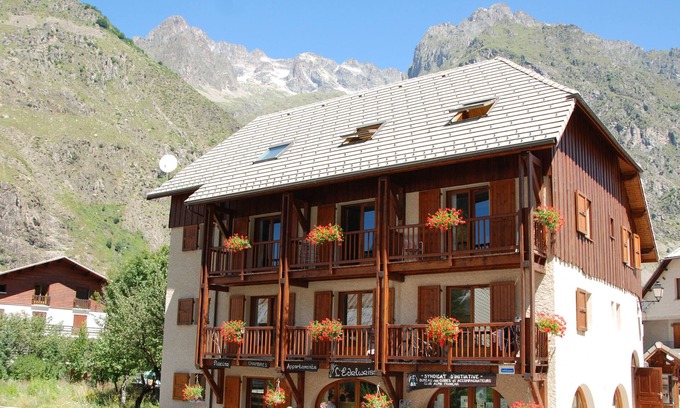 La Chapelle-en-Valgodemard Apartment | Spacious Duplex Apartment with Pool and Jacuzzi Amenities