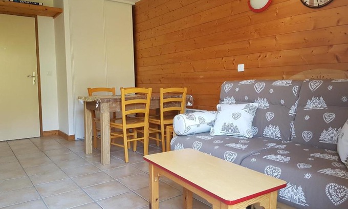 Aussois Apartment | Cozy Duplex for 4-6 with Hot Tub at Aussois Slopes