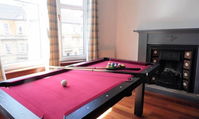 Paisley Apartment | Ideal 4 Bed Apartment in Paisley Near GLA Airport